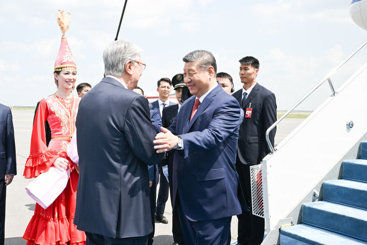习近平抵达阿斯塔纳出席第二届中国－中亚峰会